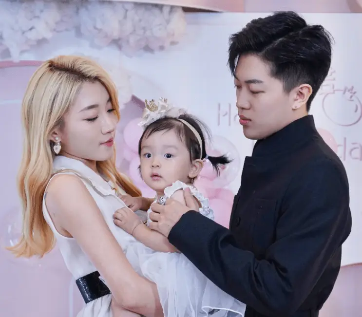 小伊伊夫妇感情生变_ppq回归直播平台_小伊伊网红八卦图片大全-